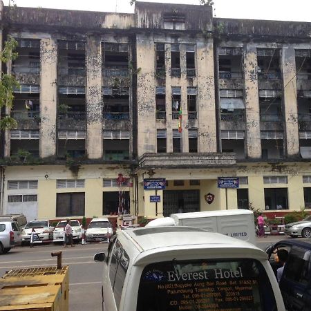 Everest Hotel Rangoon Buitenkant foto