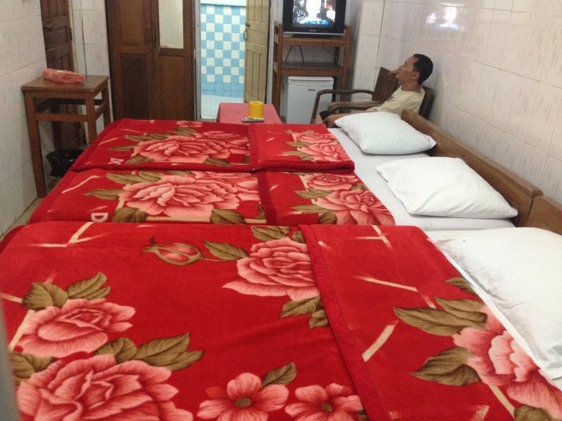 Everest Hotel Rangoon Buitenkant foto