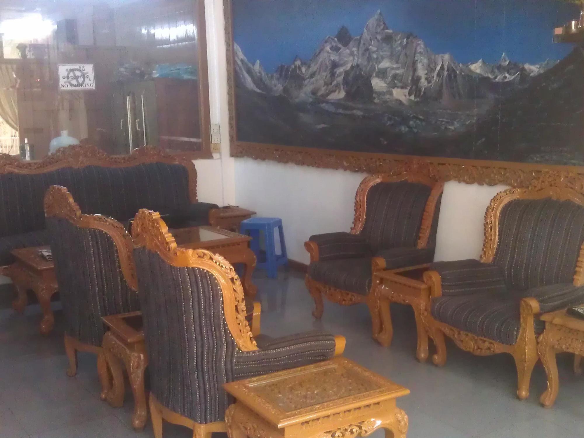 Everest Hotel Rangoon Buitenkant foto