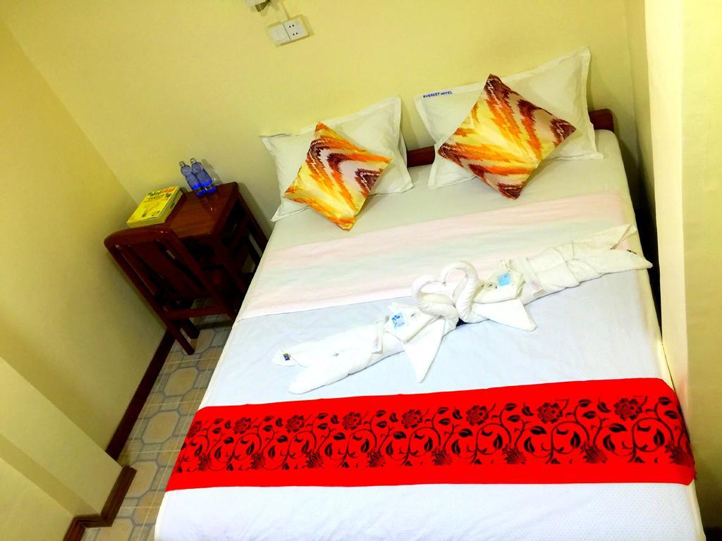 Everest Hotel Rangoon Buitenkant foto