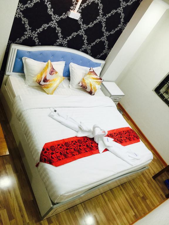 Everest Hotel Rangoon Buitenkant foto
