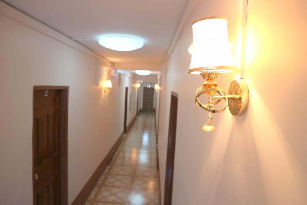 Everest Hotel Rangoon Buitenkant foto