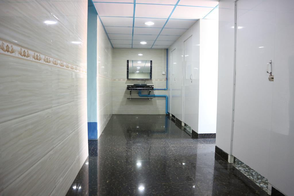 Everest Hotel Rangoon Buitenkant foto
