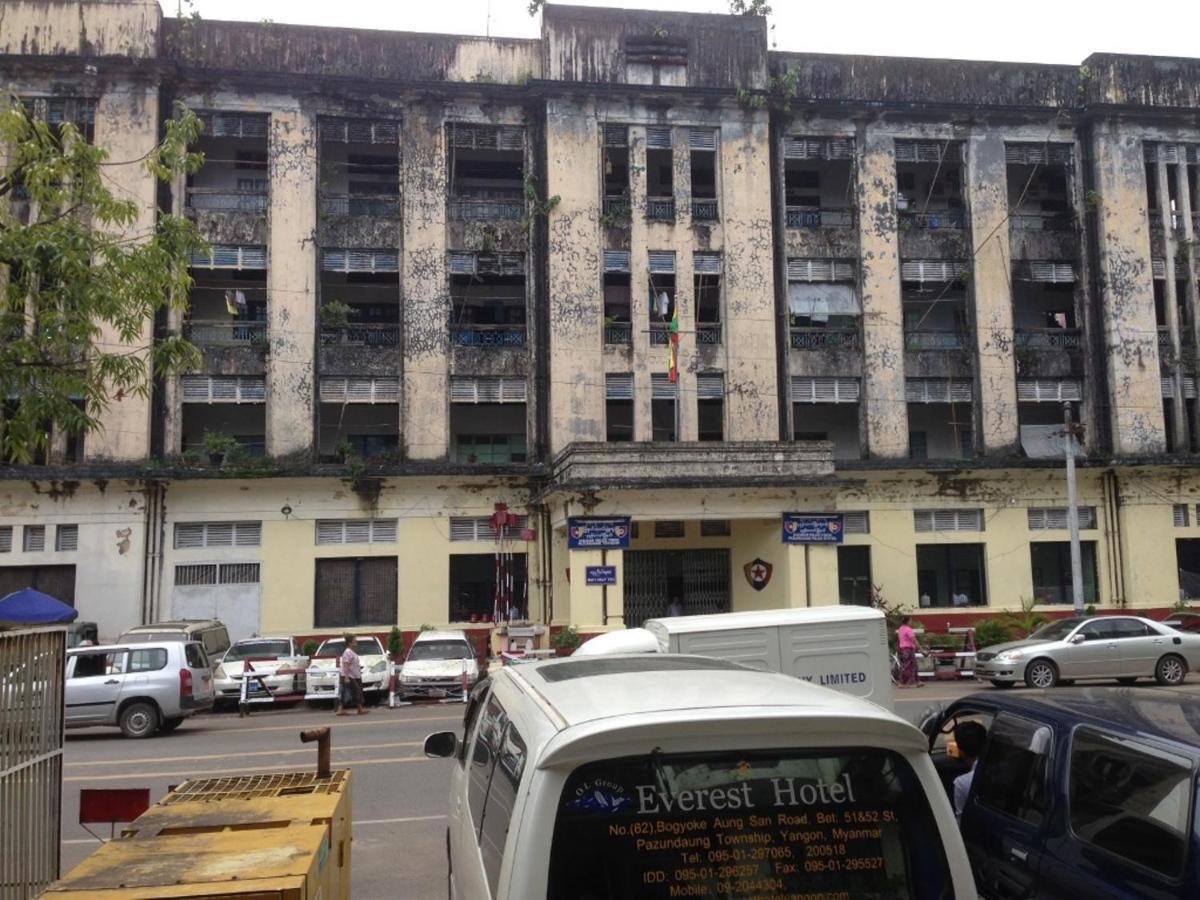 Everest Hotel Rangoon Buitenkant foto